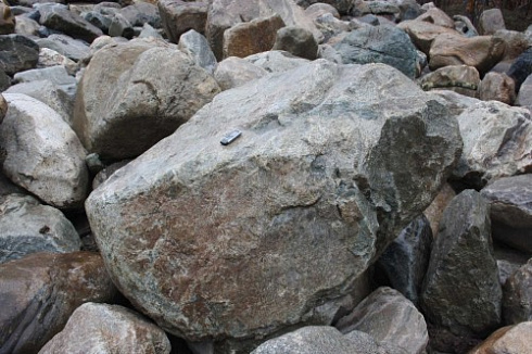 Kamenclub.ru: Гранит скальник (серо-зеленый) фр. 500-1500 мм.  купить в Новосибирске гранит мрамор  серый зеленый темно-серый глыба скальная колотая ландшафтная 7 500 руб/т   фото КАМЕНЬ КЛУБ