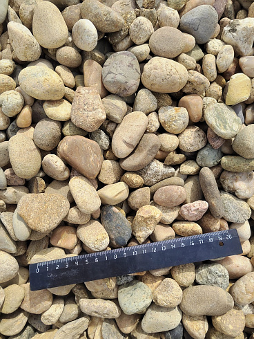 Kamenclub.ru: Галька речная окат рыжая фр. 20-40 мм. купить  в Новосибирске галька речная окатанная рыжая желтая серая округлая речная галька 5000 руб/т   фото КАМЕНЬ КЛУБ