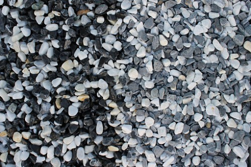 Kamenclub.ru: Мраморная крошка (щебень галтованный микс:белый-черный) фр.10-20 мм.  купить в Новосибирске мрамор белый, черный окатанные округлые декоративные ландшафтные камни щебня 15500 руб/т   фото КАМЕНЬ КЛУБ