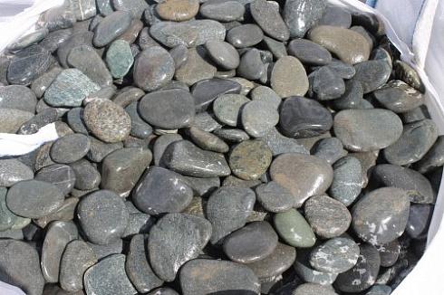 Kamenclub.ru: Галька речная плоская (темно-серая) фр. 100-200-300 мм. купить  в Новосибирске галька речная плоская темно-серый, серый, синий речной галечник плоский 9000 руб/т   фото КАМЕНЬ КЛУБ