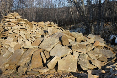 Kamenclub.ru: Песчаник плиты - плахи - пошаговые дорожки (фр. 70-150 мм)  купить в Новосибирске песчаник серый бежевый желтый зеленый колотый песчаник строительный 6500 руб/т   фото КАМЕНЬ КЛУБ