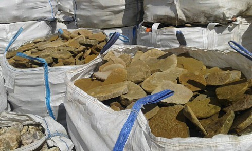 Kamenclub.ru: Песчаник колотый для облицовки (фр. 2-3 см)  купить в Новосибирске песчаник бежевый серый рыжий песчаник строительный 5000 руб/т   фото КАМЕНЬ КЛУБ