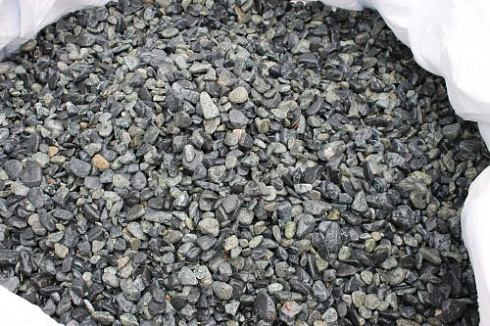 Kamenclub.ru: Щебень галтованный зеленый (змеевик) фр. 20-40 мм.  купить в Новосибирске мрамор зеленый, салатовый оголтованный щебень мраморный 12500 руб/т   фото КАМЕНЬ КЛУБ