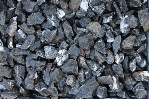 Kamenclub.ru: Щебень крошка черный (мрамор) фр. 3-5 мм.  купить в Новосибирске мрамор черный белый с прожилками щебень мраморный декоративный колотый 18000 руб/т   фото КАМЕНЬ КЛУБ