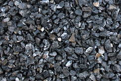 Kamenclub.ru: Щебень крошка черный (мрамор) фр. 3-5 мм.  купить в Новосибирске мрамор черный белый с прожилками щебень мраморный декоративный колотый 18000 руб/т   фото КАМЕНЬ КЛУБ