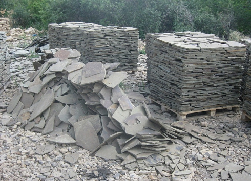 Kamenclub.ru: Песчаник пластушка серо-зеленый (1,5 см)  купить в Новосибирске плитняк - пластушка серо-зеленый, серый, зеленый пластушка рваная ландшафтная колотая 10200 руб/м3   фото КАМЕНЬ КЛУБ