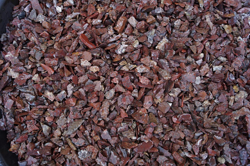 Kamenclub.ru: Щебень крошка красный (ЯШМА) фр. 20-40 мм.  купить в Новосибирске яшма красный, бордовый декоративный ландшафтный щебень 9000 руб/т   фото КАМЕНЬ КЛУБ