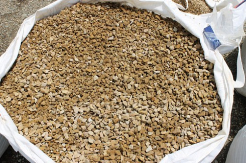 Kamenclub.ru: Щебень крошка желтый (песчаник) фр. 10-20 мм.  купить в Новосибирске песчаник бежевый, серый, рыжий декоративный ландшафтный щебень колотый 9500 руб/т   фото КАМЕНЬ КЛУБ