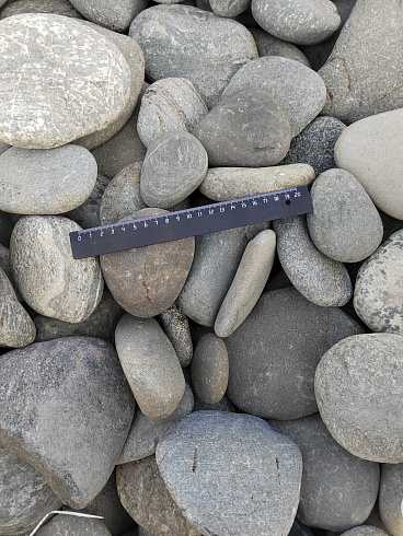 Kamenclub.ru: Галька речная плоская (серо-белая) фр. 70-120 мм. купить  в Новосибирске галька галечник речной серый, белый окатанная плоская  природная галька 9000 руб/т   фото КАМЕНЬ КЛУБ
