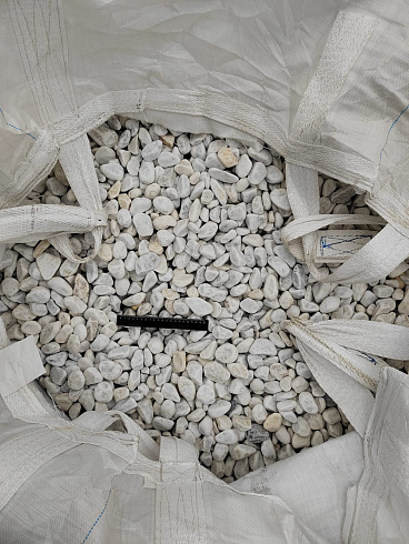 Kamenclub.ru: Мраморная крошка (щебень галтованный белый) фр.40-70 мм.  купить в Новосибирске мрамор белый молочный айвори окатанный округлый природный камень 17000 руб/т   фото КАМЕНЬ КЛУБ