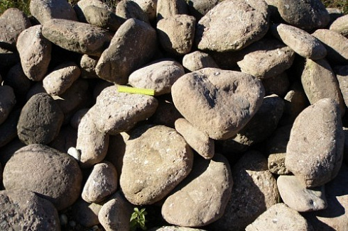 Kamenclub.ru: Конгломераты фр. 300-1000 мм.  купить в Новосибирске кварц мрамор диабаз коричневый, серый зеленоватый речной валун крупный 6500 руб/т   фото КАМЕНЬ КЛУБ