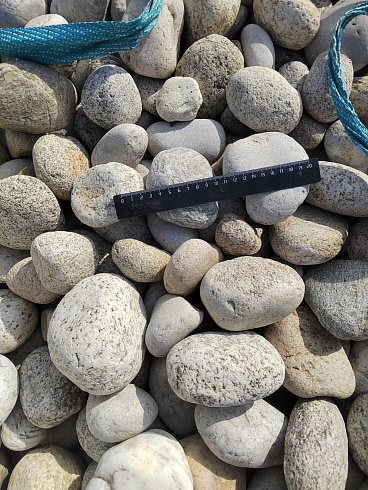 Kamenclub.ru: Галька речная окат (серо-белая) фр. 70-120 мм купить  в Новосибирске галька галечник бело-серая, серо-белая, серая, белая речная природная галька  8000 руб/т   фото КАМЕНЬ КЛУБ