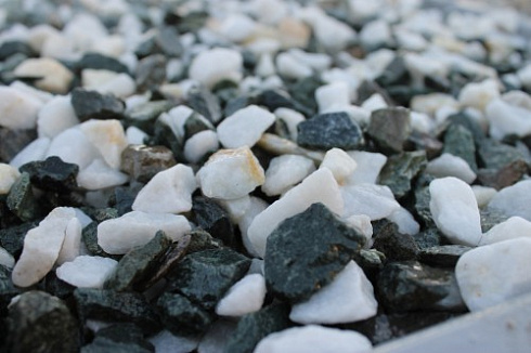 Kamenclub.ru: Мраморная крошка (щебень крошка микс: белый-зеленый) фр. 10-20 мм.  купить в Новосибирске мрамор белый, зеленый каменная ландшафтная декоративная крошка щебня 9500 руб/т   фото КАМЕНЬ КЛУБ