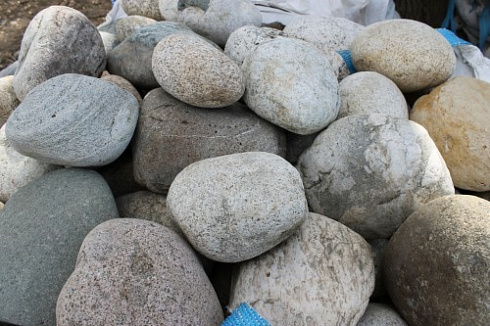 Kamenclub.ru: Речной валун (Ассорти) фр.100-300 мм.  купить в Новосибирске галечник серый, темно-серый, светло-серый речная галька крупных размеров 4200 руб/т   фото КАМЕНЬ КЛУБ