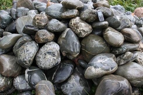 Kamenclub.ru: Валунчик Паутинник фр.100-300 мм  купить в Новосибирске крупный природный камень галечник темно-серый с прожилками белый черный речной валунчик 5000 руб/т   фото КАМЕНЬ КЛУБ