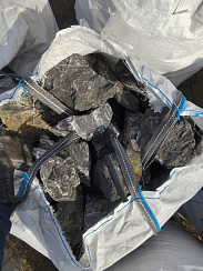 Kamenclub.ru: Черный мрамор скальник фр. 100-500 мм.  купить в Новосибирске мрамор черный белый серый крупный колотый валун ландшафтный 8500 руб/т   фото КАМЕНЬ КЛУБ