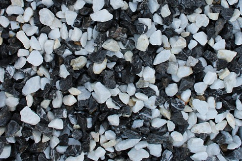 Kamenclub.ru: Мраморная крошка (щебень крошка микс : черный-белый) фр. 10-20 мм.  купить в Новосибирске мрамор белый, черный каменная декоративная крошка ландшафтная 12000 руб/т   фото КАМЕНЬ КЛУБ