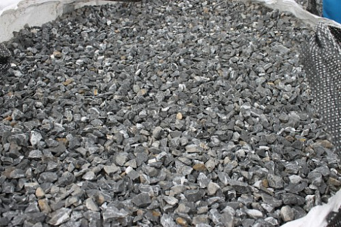 Kamenclub.ru: Щебень крошка черный (мрамор) фр. 10-20 мм.  купить в Новосибирске мрамор черный с белыми прожилками, черный, белый каменная ландшафтная декоративная крошка щебня 11000 руб/т   фото КАМЕНЬ КЛУБ