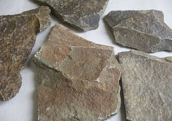 Kamenclub.ru: Песчаник пластушка "фонтанка" серо-зеленая (3,0-5,0 см)  купить в Новосибирске песчаник серо-зеленая колотые плитки облицовочные пластушки 11400 руб/м3   фото КАМЕНЬ КЛУБ