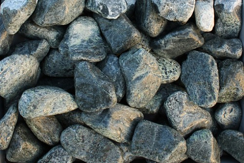 Kamenclub.ru: Щебень галтованный зеленый (змеевик) фр. 50-100 мм.  купить в Новосибирске галтовка мраморная зеленый, салатовый мрамор 12 500 руб/т   фото КАМЕНЬ КЛУБ