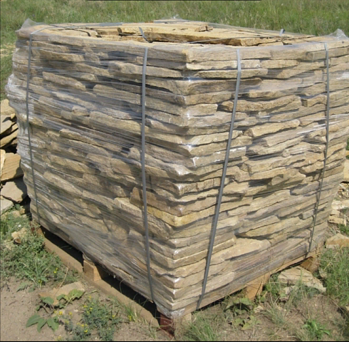 Kamenclub.ru: Песчаник пластушка желтый с рисунком (3 см)  купить в Новосибирске песчаник желтый с рисунком, рыжий, желтый песчаник пластушка ландшафтная рваная 8 500 руб/м3   фото КАМЕНЬ КЛУБ