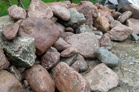 Kamenclub.ru: Конгломераты фр. 300-1000 мм.  купить в Новосибирске кварц мрамор диабаз коричневый, серый зеленоватый речной валун крупный 6500 руб/т   фото КАМЕНЬ КЛУБ