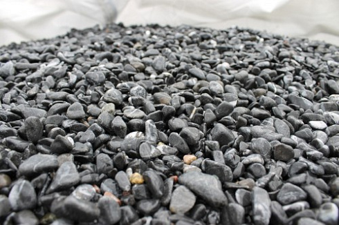 Kamenclub.ru: Щебень галтованный черный (мрамор) фр.10-20 мм.  купить в Новосибирске мрамор черный с белыми прожилками, черный, белый окатанный округлый ландшафтный декоративный щебень 15000 руб/т   фото КАМЕНЬ КЛУБ