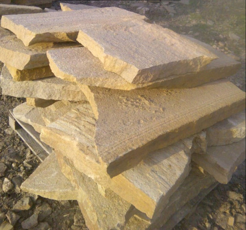 Kamenclub.ru: Форматный камень (плаха) пошаговая дорожка от 70-150 см (4 -12 см)  купить в Новосибирске плитняк  форматный плаха желтый песчаник 9 000 руб/т   фото КАМЕНЬ КЛУБ
