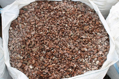 Kamenclub.ru: Мраморная крошка (щебень крошка розовый) фр. 20-40 мм.  купить в Новосибирске мрамор розовый, красный мраморная крошка декоративная 11000 руб/т   фото КАМЕНЬ КЛУБ