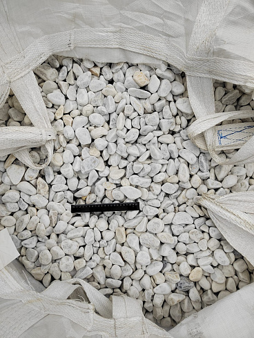 Kamenclub.ru: Мраморная крошка (щебень галтованный белый) фр.40-70 мм.  купить в Новосибирске мрамор белый молочный айвори окатанный округлый природный камень 17000 руб/т   фото КАМЕНЬ КЛУБ
