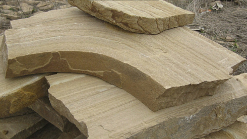 Kamenclub.ru: Форматный камень (плаха) пошаговая дорожка от 70-150 см (4 -12 см)  купить в Новосибирске плитняк  форматный плаха желтый песчаник 9 000 руб/т   фото КАМЕНЬ КЛУБ