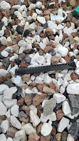 Kamenclub.ru: Мраморная крошка (щебень крошка микс : белый-черный-розовый) фр. 20-40 мм.  купить в Новосибирске мрамор белый, черный, розовый декоративная ландшафтная крошка 12000 руб/т   фото КАМЕНЬ КЛУБ