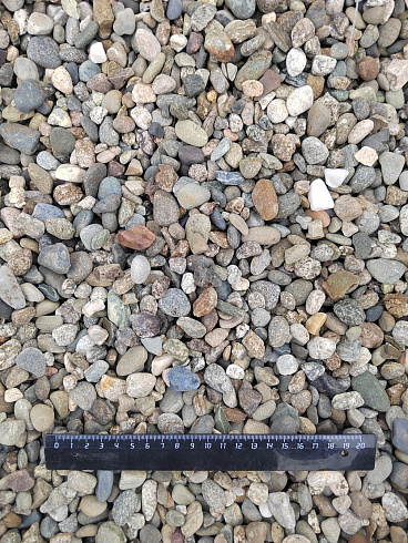 Kamenclub.ru: Галька речная окат (серая) фр.10-20 мм купить  в Новосибирске галька речная серая, серый, темно-серый, светло-серый, коричневый ландшафтная декоративная речная окатанная округлая галька 5000 руб/т   фото КАМЕНЬ КЛУБ