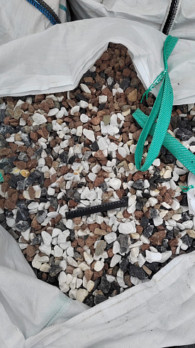 Kamenclub.ru: Мраморная крошка (щебень крошка микс : белый-черный-розовый) фр. 20-40 мм.  купить в Новосибирске мрамор белый, черный, розовый декоративная ландшафтная крошка 12000 руб/т   фото КАМЕНЬ КЛУБ