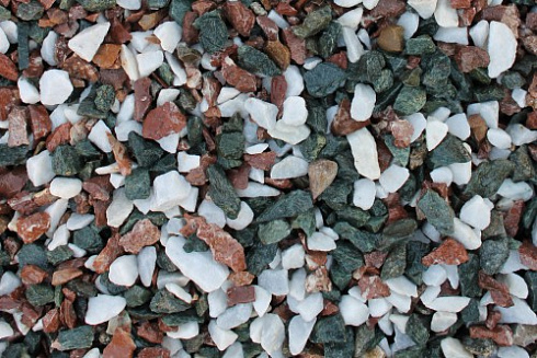 Kamenclub.ru: Мраморная крошка (щебень крошка микс: белый-зеленый-розовый) фр. 10-20 мм.  купить в Новосибирске мрамор белый, зеленый, розовый декоративный ландшафтный колотый щебень 12000 руб/т   фото КАМЕНЬ КЛУБ