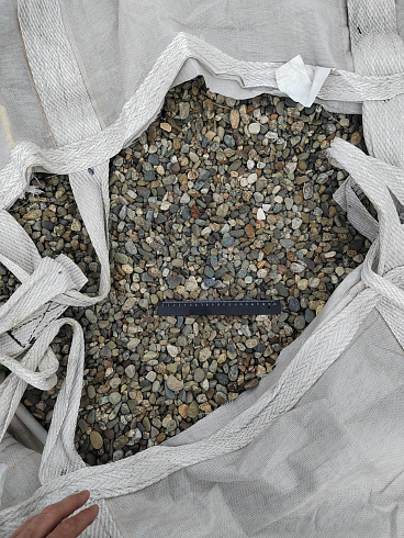 Kamenclub.ru: Галька речная окат (серая) фр.10-20 мм купить  в Новосибирске галька речная серая, серый, темно-серый, светло-серый, коричневый ландшафтная декоративная речная окатанная округлая галька 5000 руб/т   фото КАМЕНЬ КЛУБ