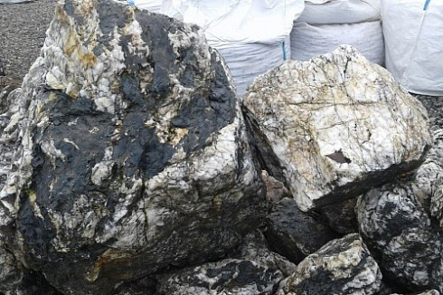 Kamenclub.ru: Черный гранит - кварцит фр. 100-500 мм.  купить в Новосибирске мрамор гранит черный с белыми прожилками, серый, белый валун скальный колотый 7000 руб/т   фото КАМЕНЬ КЛУБ