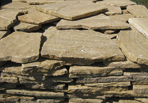 Kamenclub.ru: Песчаник пластушка желтый с рисунком (3 см)  купить в Новосибирске песчаник желтый с рисунком, рыжий, желтый песчаник пластушка ландшафтная рваная 8 500 руб/м3   фото КАМЕНЬ КЛУБ