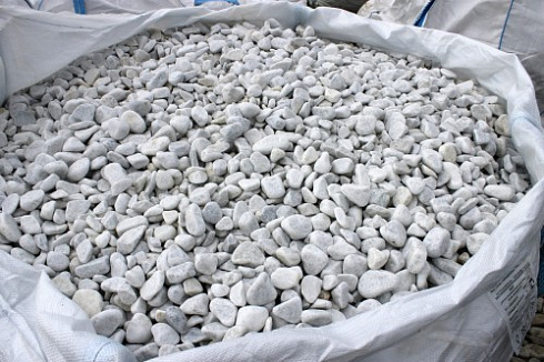 Kamenclub.ru: Мраморная крошка (щебень галтованный белый), фр.20-40 мм.  купить в Новосибирске мрамор белый бежевый молочный мраморный щебень декоративный 17000 руб/т   фото КАМЕНЬ КЛУБ