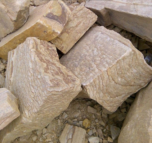 Kamenclub.ru: Песчаник пластушка желтый с рисунком (7-15 см)  купить в Новосибирске плитняк - пластушка - бут желтый песчаник 10200 руб/м3   фото КАМЕНЬ КЛУБ