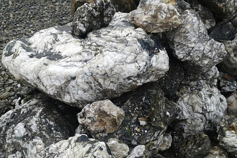 Kamenclub.ru: Черный гранит - кварцит фр. 100-500 мм.  купить в Новосибирске мрамор гранит черный с белыми прожилками, серый, белый валун скальный колотый 7000 руб/т   фото КАМЕНЬ КЛУБ