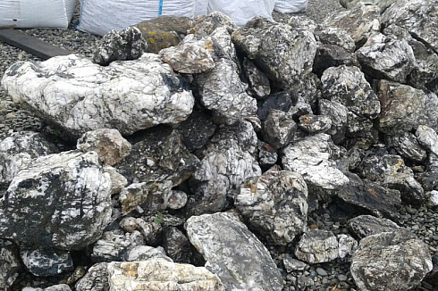 Kamenclub.ru: Черный гранит - кварцит фр. 100-500 мм.  купить в Новосибирске мрамор гранит черный с белыми прожилками, серый, белый валун скальный колотый 7000 руб/т   фото КАМЕНЬ КЛУБ