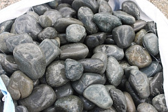 Kamenclub.ru: Темно-серый валунчик фр.100-300 мм.  купить в Новосибирске крупный природный камень серый, темно-серый, светло-серый речная галька большого размера окатанная 4500 руб/т   фото КАМЕНЬ КЛУБ