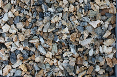 Kamenclub.ru: Мраморная крошка (щебень крошка медовый), фр. 10-20 мм.  купить в Новосибирске песчаник бежевый, серый каменная ландшафтная крошка  12000 руб/т   фото КАМЕНЬ КЛУБ