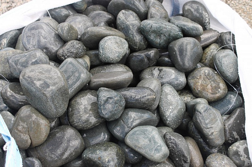 Kamenclub.ru: Темно-серый валунчик фр.100-300 мм.  купить в Новосибирске крупный природный камень серый, темно-серый, светло-серый речная галька большого размера окатанная 4500 руб/т   фото КАМЕНЬ КЛУБ