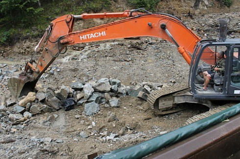 Kamenclub.ru: Гранит скальник (серо-зеленый) фр. 100-500 мм.  купить в Новосибирске гранит зеленый, серый, салатовый крупный ландшафтный валун 6 000 руб/т   фото КАМЕНЬ КЛУБ