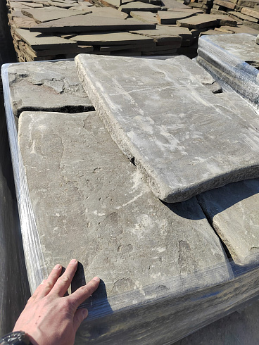 Kamenclub.ru: Песчаник пластушка галтованная светло-серая (3,0 см)  купить в Новосибирске песчаник светло-серый, серый ландшафтный камень рваный колотый 21000 руб/м3   фото КАМЕНЬ КЛУБ