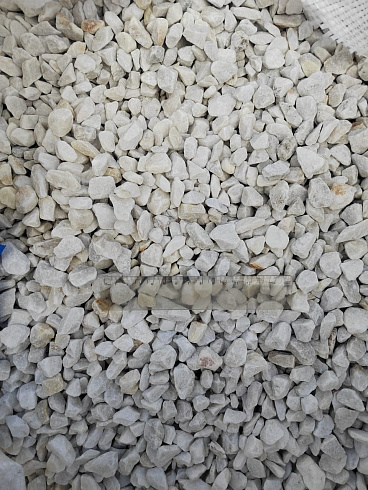 Kamenclub.ru: Мраморная крошка, щебень, цвет-белый, фр. 10-20 мм.  купить в Новосибирске мрамор белый, молочный айвори каменная ландшафтная декоративная крошка шебня 12000 руб/т   фото КАМЕНЬ КЛУБ