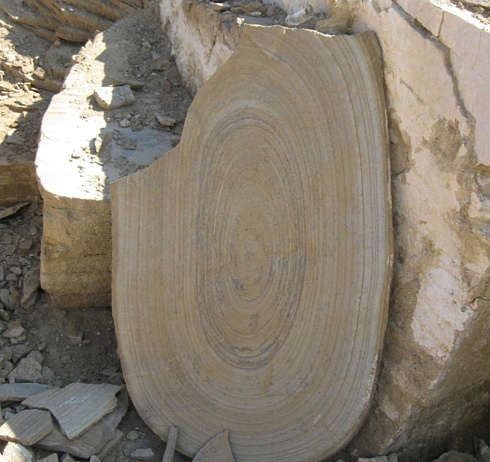 Kamenclub.ru: Форматный камень (плаха) пошаговая дорожка от 70-150 см (4 -12 см)  купить в Новосибирске плитняк  форматный плаха желтый песчаник 9 000 руб/т   фото КАМЕНЬ КЛУБ