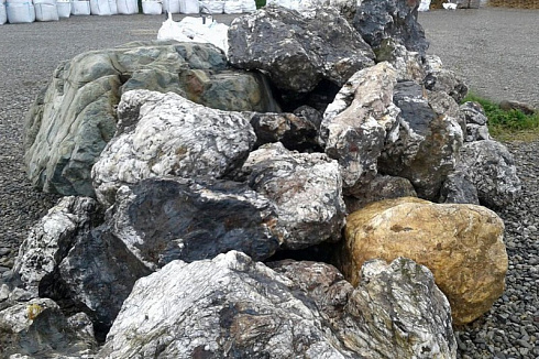 Kamenclub.ru: Черный гранит - кварцит фр. 500-1000 мм.  купить в Новосибирске гранит кварцит черный серый белый скальный колотый валун 9750 руб/т   фото КАМЕНЬ КЛУБ